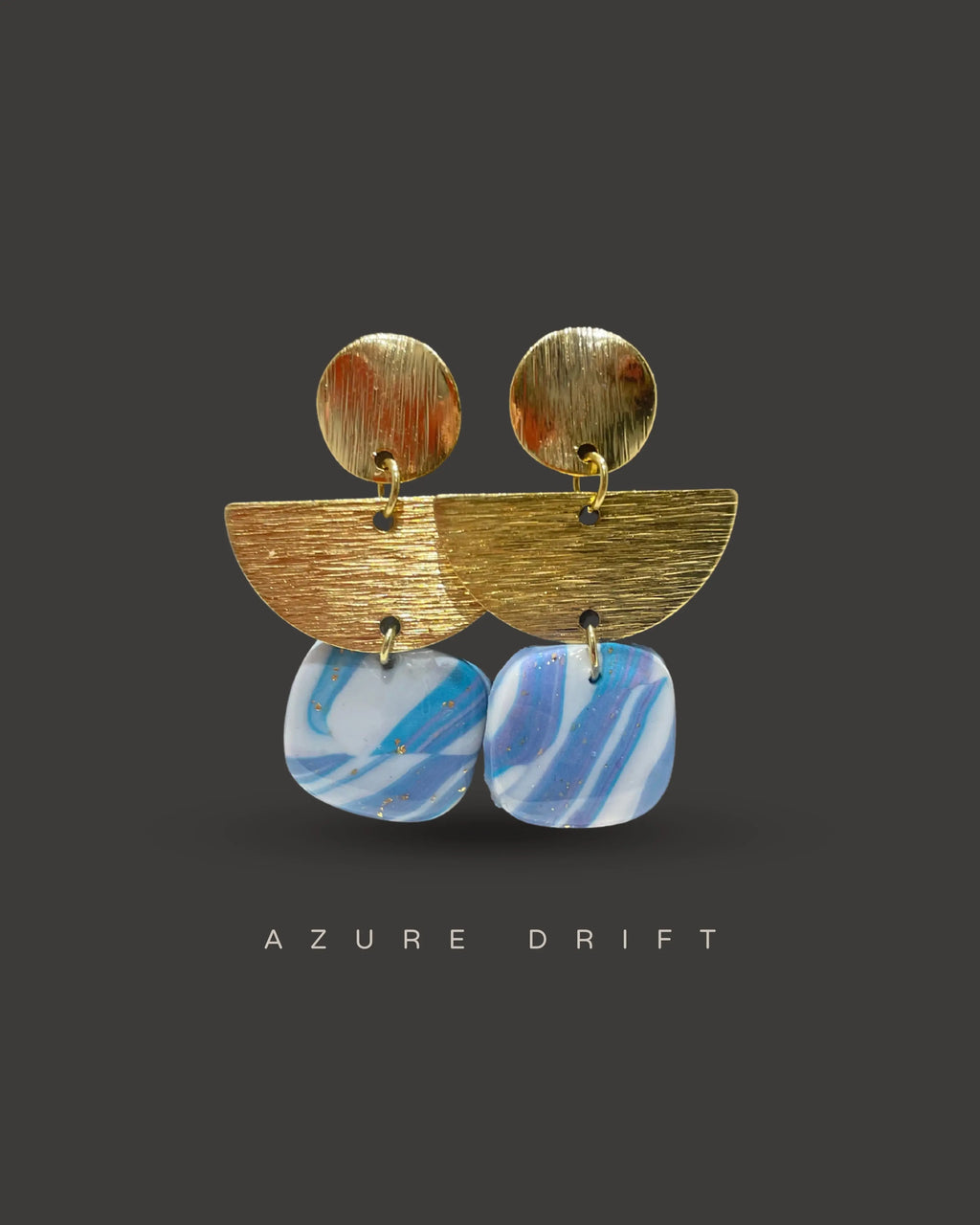 Azure Drift van de Golden Arc Collection, gouden RVS oorbellen met polymeer klei - Luma Jewellery. Gemaakt in Zuid-Limburg