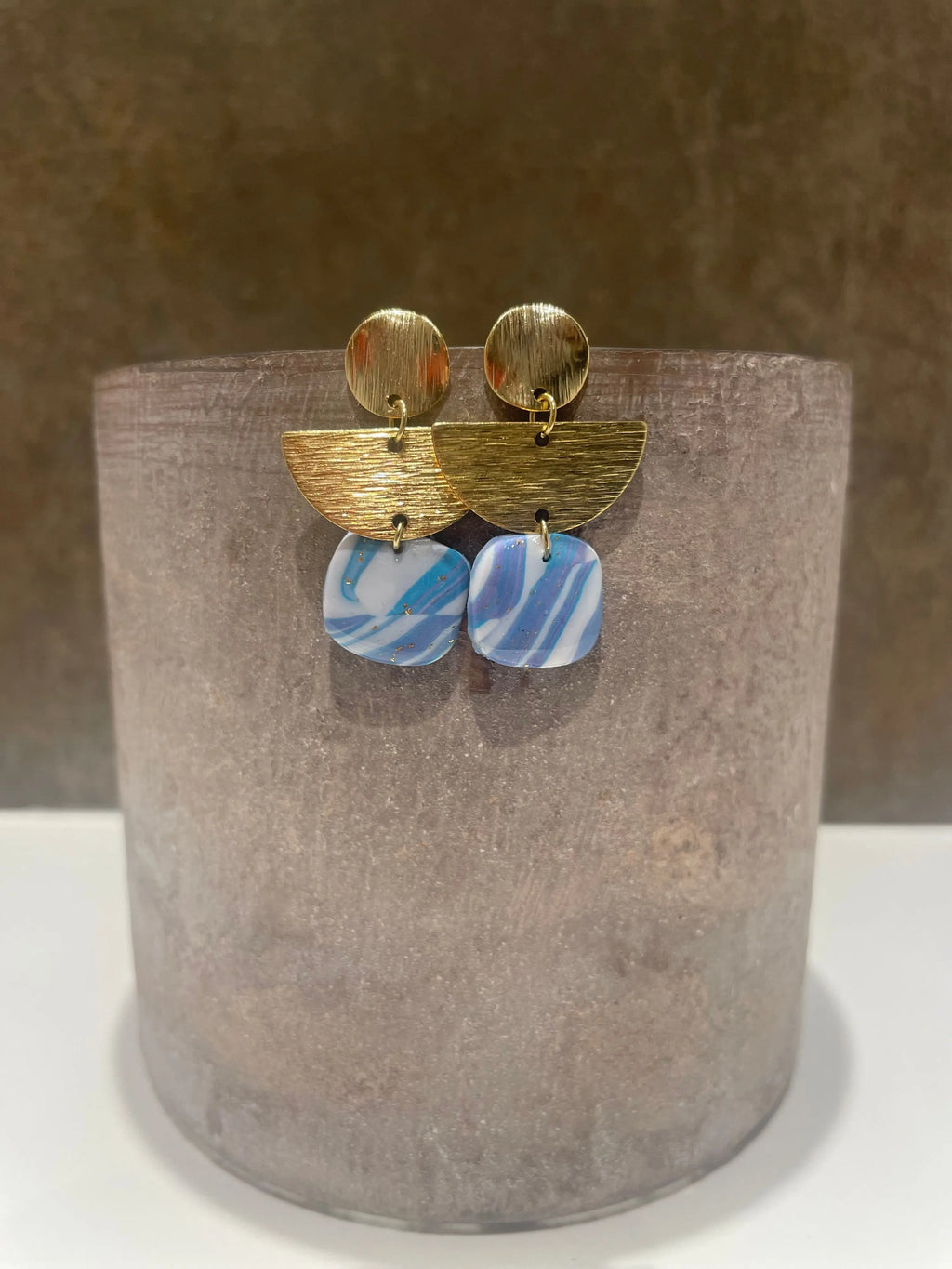 Azure Drift van de Golden Arc Collection, gouden RVS oorbellen met polymeer klei - Luma Jewellery. Gemaakt in Zuid-Limburg