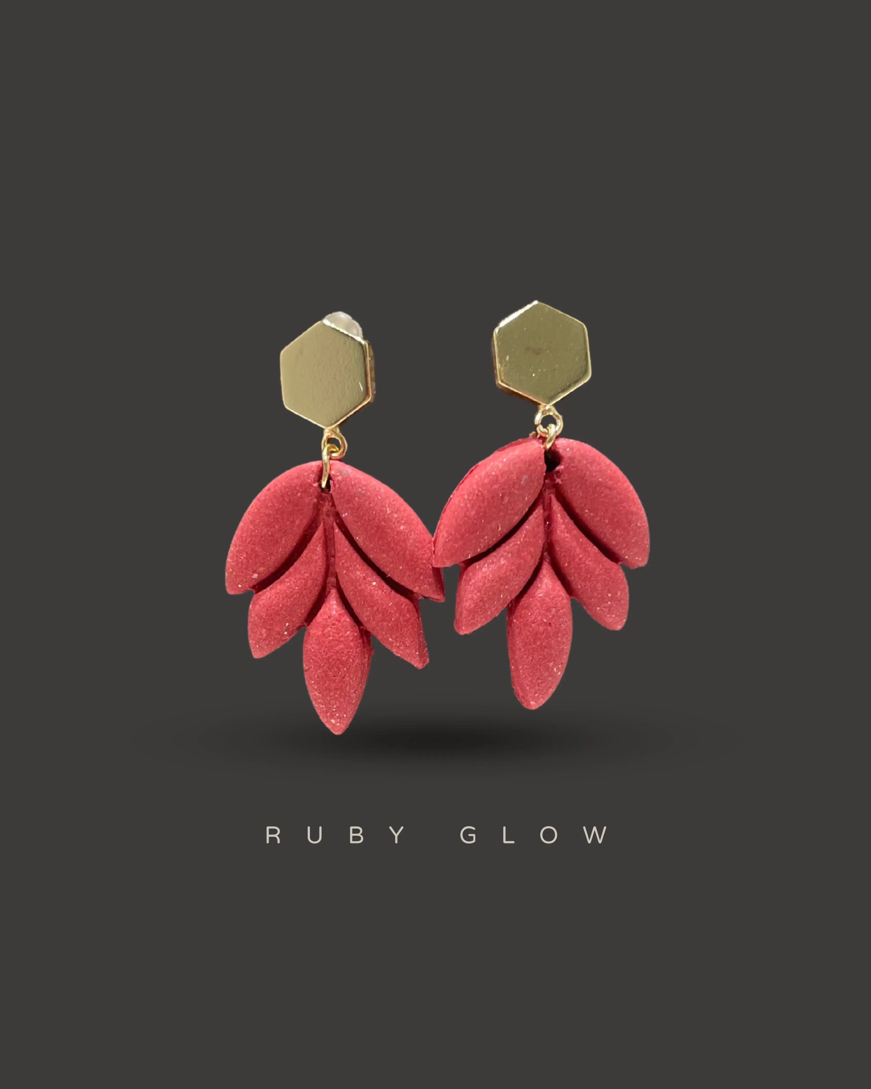 Ruby Glow van de One Of A Kind Collection, gouden RVS oorbellen met polymeer klei - Luma Jewellery. Gemaakt in Zuid-Limburg